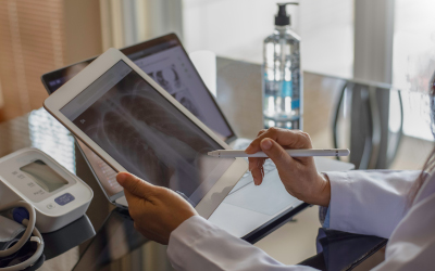 un soignant lis des examens médicaux