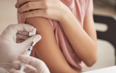 une vaccination au bras